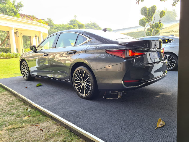 ES300h rear ES300h rear
