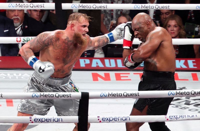 © Reuters. FILE PHOTO: Nov 15, 2024; Arlington, Texas, UNITED STATES;  Mike Tyson (black gloves) fights Jake Paul (silver gloves) at AT&T Stadium. Kevin Jairaj-Imagn Images/File Photo